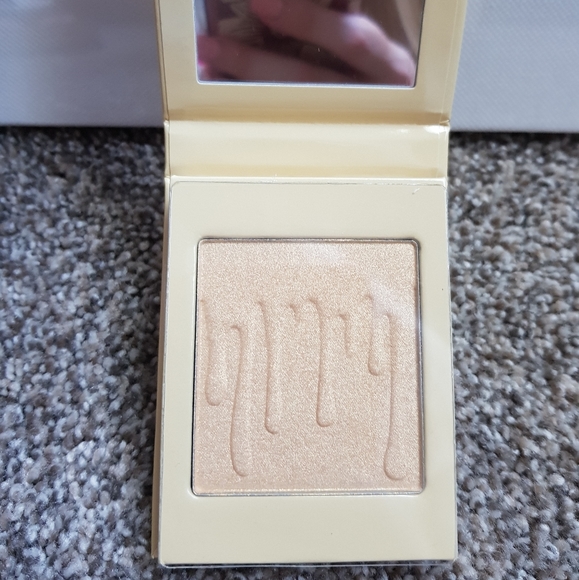 Kylie Jenner highlighter - Picture 2 of 3